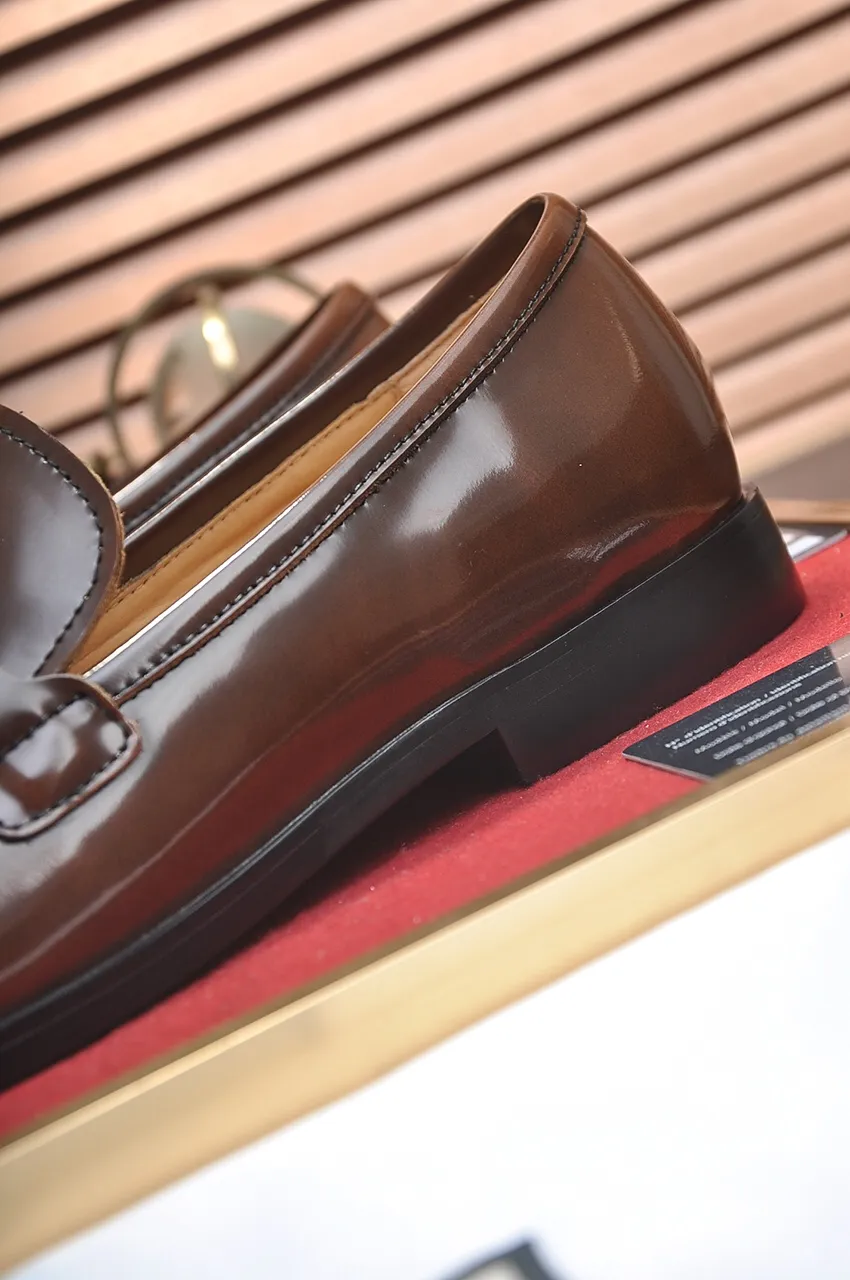 Factory price 540💶Italian top luxury men's shoe giant (GUCCI) (Gucci) (full cowhide lining) new arrival🍃Original European style🔰 Pleasant to the eye😍In order to make the shoes more durable and non-deformable🌀The production continues to follow traditional methods but there is still no lack of innovation💪The original sheepskin is chosen for the leather♻️Smooth, natural and exceptionally bright⭐Made of imported cowhide The rich man’s first choice 38-45 (45 customized)